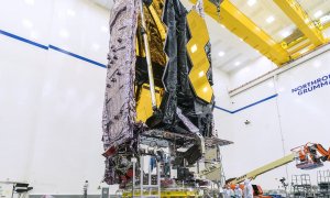 El telescopio James Webb, plegado ya para su lanzamiento, durante las últimas pruebas en la empresa Northrop Grumman en California.