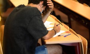 Estudiante haciendo un examen en la Universidad