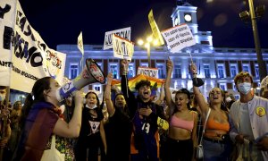 Cientos de personas se congregan en la madrileña Puerta del Sol para pedir fin a la violencia homófoba y contra el colectivo LGTBIQ+, este miércoles.