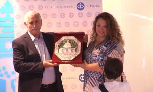 La directora de 'Público', Virginia P. Alonso, recoge el galardón entregado por el presidente de la Asociación de Periodistas y Escritores Árabes en España, Najib Abu-warda.