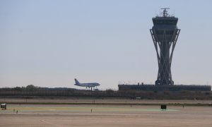 Un avió aterrant a l'aeroport del Prat en una imatge d'arxiu.