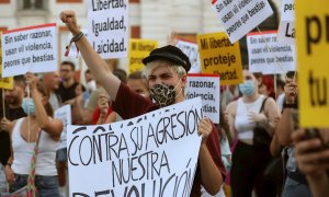 08/09/2021.- Cientos de personas se congregan el la madrileña Puerta del Sol para pedir fin a la violencia homófoba y contra el colectivo LGTBIQ+, este miércoles. EFE/Kiko Huesca