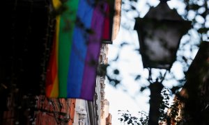 Una bandera LGTBI en el madrileño barrio de Malasaña. REUTERS/Susana Vera