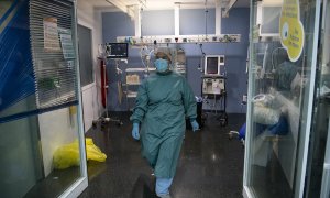 Una trabajadora sanitaria en la zona covid de la unidad de cuidados intensivos (UCI) del Hospital del Mar, en Barcelona. AFP/Josep Lago