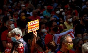 Manifestantes muestran carteles en favor de la independencia durante el acto organizado por la comisión independentista Fossar de les Moreres este sábado en Barcelona con motivo de la Diada.