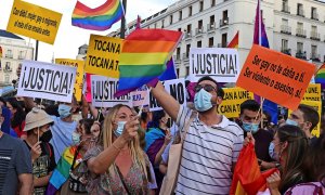 Manifestantes durante la concentración convocada por diferentes asociaciones LGTBI+ para denunciar la pasividad de las instituciones madrileñas ante la ola de agresiones que sufren, este sábado en la Puerta del Sol de Madrid.