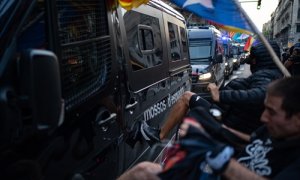 Varios hombres patean un furgón de los Mossos durante los altercados en la comisaría de la Policía Nacional de la via Laietana tras la manifestación de la ANC por la Diada, día de Cataluña, a 11 de septiembre de 2021, en Barcelona, Catalunya