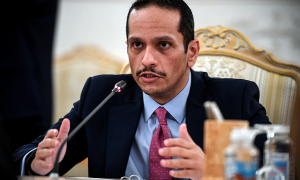 El ministro de Exteriores de Qatar, el jeque Mohammed bin Abdulrahman Al-Thani, en conversaciones con el ministro de Relaciones Exteriores de Rusia, Sergei Lavrov (no se ve) en Moscú, Rusia, el 11 de septiembre de 2021.