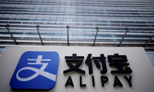 El logo de Alipay (propiedad de Ant Group, una filial del gigante chino del comercio electrónico Alibaba), en sus oficinas en Shanghai (China). REUTERS / Aly Song