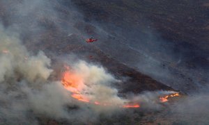 Varios medios intentan extinguir el incendio de Sierra Bermeja, este lunes.