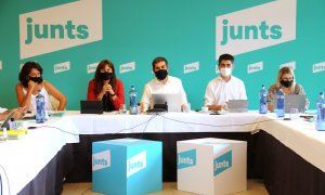 Imatge d'una executiva de JxCat, amb Jordi Sànchez i Jordi Puigneró al centre, al costat de Laura Borràs.