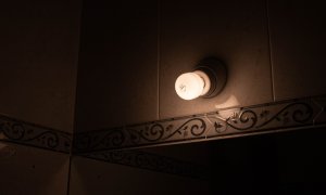 Una lámpara se mantiene encendida en el interior de una casa.