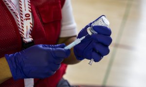 Una voluntaria de Cruz Roja prepara una dosis de la vacuna de Moderna contra el Covid.