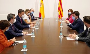 Les delegacions dels governs de Catalunya i de l’Estat s’han reunit a la Sala Torres Garcia del Palau, un cop acabada la reunió entre els presidents.