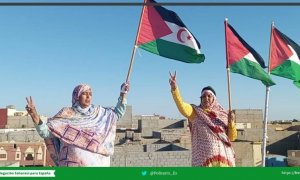 Sultana Jaya (izquierda) y otra activista, reclamando los derechos del pueblo saharaui.