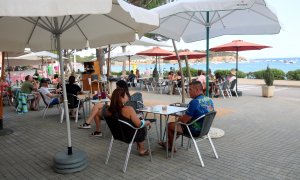 Clients en una terrassa de Sant Feliu de Guíxols aquest agost.