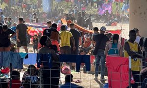 Cientos de migrantes, la mayoría haitianos, albergados este jueves en el campamento de migrantes debajo del Puente Internacional en Del Río, Texas.