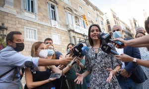 La presidenta de Ciudadanos, Inés Arrimadas, atiende a la prensa ante el Palau de la Generalitat en Barcelona mientras se celebraba la mesa de diálogo sobre Catalunya entre el Gobierno y la Generalitat. (15-9-2021)