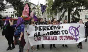 Imagen de archivo de una concentración frente a las puertas del Congreso a favor del derecho al aborto. EFE