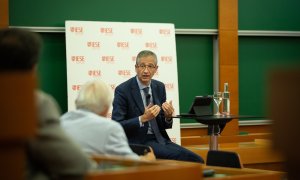 El gobernador del Banco de España, Pablo Hernández de Cos, durante su intervención en una jornada organizada por la escuela de negocios IESE, en Barcelona. E.P./ David Zorrakino