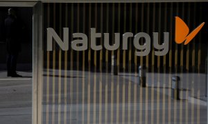 El logo de la energética Naturgy, en la puerta de entrada de su sede en Madrid. REUTERS/Sergio Perez