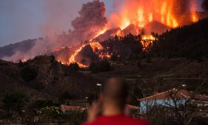 Un hombre observa la erupción volcánica en La Palma este 19 de septiembre de 2021.