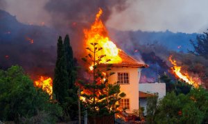 Una vivienda engullida por lava en La Palma.