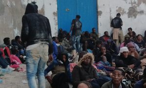 Un grupo de más de cien personas migrantes, en el Peñón español de Vélez de la Gomera, a 130 kilómetros al oeste de Melilla.