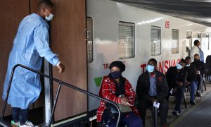 Un enfermero y pacientes en un centro de vacunación de Sudáfrica