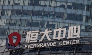 El logo de Evergrande en un edificio en  Shanghai, China. EFE/EPA/ALEX PLAVEVSKI
