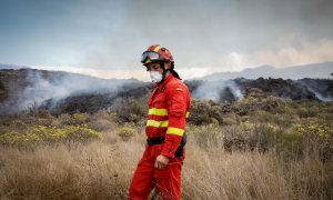 Un bombero en las inmediaciones del núcleo urbano de Todoque, momentos antes de la aproximación de la lava del volcán de La Palma, a 21 de septiembre de 2021.