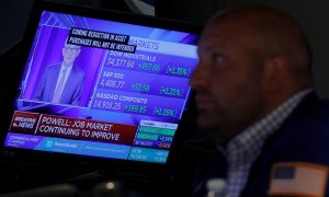 Un monitor de televisión en el patio de negociación de la Bolsa de Nueva York (NYSE, en sus siglas en inglés), en Wall Street, emite la comparecencia del presidente de la Reserva Federal, Jerome Powell, tras la reunión del banco central estadounidense.. R