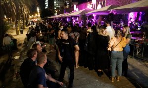 Diverses persones es concenctren davant la discoteca Opium, al front marítim de Barcelona.