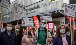 Los trabajadores del Banco Sabadell se manifiestan este jueves en una de las sucursales de la entidad.