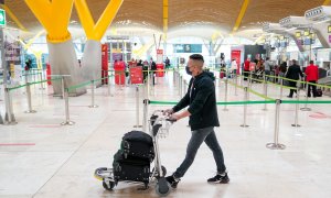 Un hombre con su equipaje en la T4 del aeropuerto Adolfo Suárez, Madrid-Barajas. E.P./A. Pérez Meca