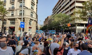 Els manifestants contra la detenció de Puigdemont han tallat la Diagonal de Barcelona aquest divendres al matí.