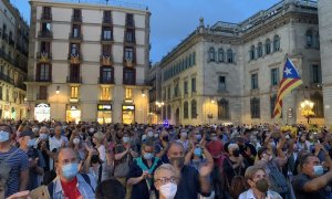 Una imatge de la concentració d'aquest divendres al vespre a Barcelona contra la detenció de Carles Puigdemont.
