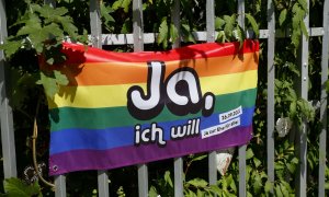 Bandera LGTBI con un mensaje a favor del matrimonio igualitario.