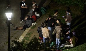 Cientos de jóvenes se concentran haciendo botellón en Madrid, muchos sin mascarilla y sin respetar la distancia