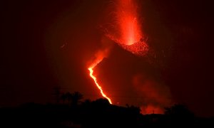La erupción del volcán de Cumbre Vieja (La Palma) y la colada de lava que desprende, este lunes 27 de septiembre de 2021.