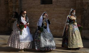 Tres falleras en Valencia. Foto de archivo.