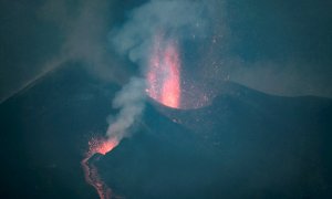 Tras pasar prácticamente medio día sin apenas actividad, este lunes el volcán Cumbre Vieja ha comenzado nuevamente a expulsar lava entre explosiones intermitentes.