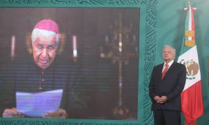 El presidente de México, Andrés Manuel López Obrador (d), escucha una misiva leída por el cardenal Rogelio Cabrera, arzobispo de Monterrey y presidente del Episcopado Mexicano (CEM) por videoconferencia.