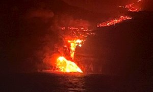La colada de lava que emerge de la erupción volcánica de La Palma llega al mar en una zona de acantilados en la costa de Tazacorte. EFE/Instituto Español de Oceanografía