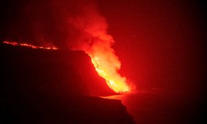 La colada de lava que emerge de la erupción volcánica de La Palma ha llegado al mar en una zona de acantilados en la costa de Tazacorte. EFE/Miguel Calero