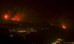 La colada de lava que emerge de la erupción volcánica de La Palma ha llegado esta noche del 29 de septiembre de 2021 al mar en una zona de acantilados.