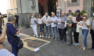 Protesta ultracatólica a las puertas del Palacio de las Artes de Nápoles contra la exposición 'Disparar con los dedos'.