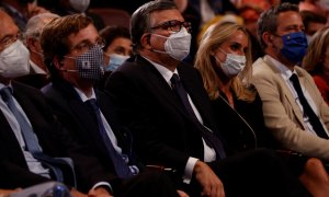 El alcalde de Madrid, José Luis Martínez-almeida (2i) junto al expresidente de la Comisión Europea y de Portugal, José Manuel Durao Barroso (c), durante la tercera jornada de la convención nacional del Partido Popular, este miércoles en Madrid.