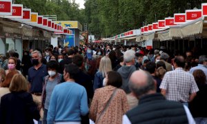 Visitantes acuden a la Feria del Libro de Madrid, en el Paseo de Coches del Retiro, el pasado 22 de septiembre de 2021.