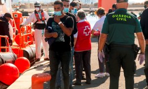 un grupo de migrantes llegan al Puerto de Motril (Granada) tras ser rescatados por Salvamento Marítimo el pasado lunes a nueve millas de las costa.